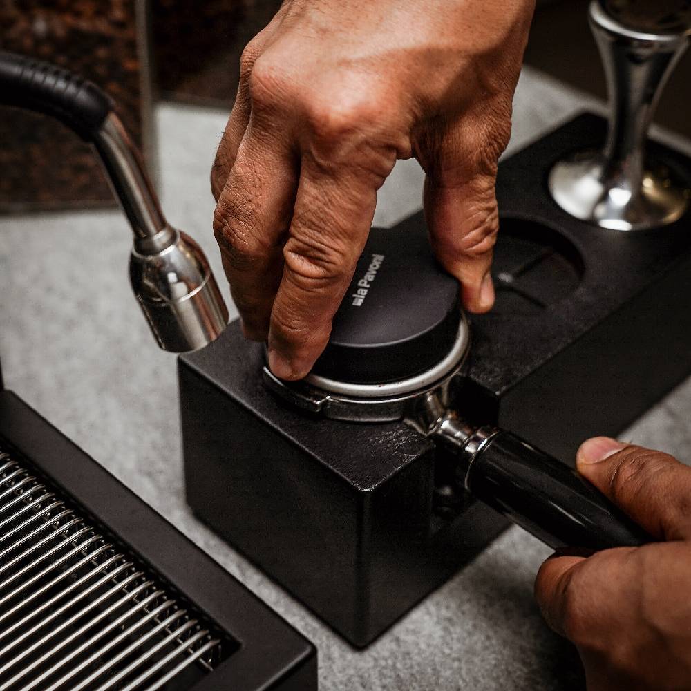 La Pavoni LIVELLATORE SEMIPRO NERO CON LOGO PER PORTAFILTRO MACCHINA SEMIPROFESSIONALE In Vendita