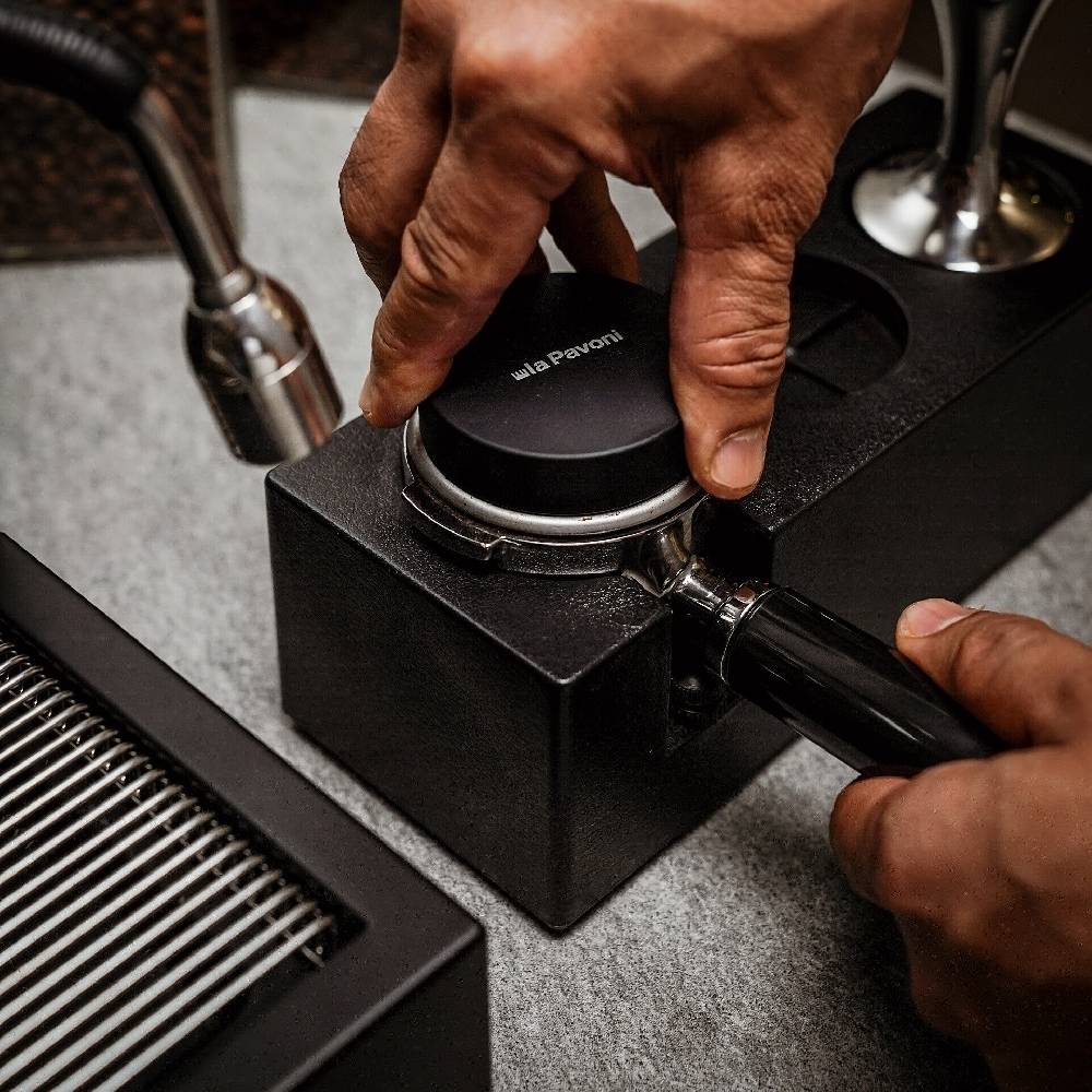 La Pavoni LIVELLATORE SEMIPRO NERO CON LOGO PER PORTAFILTRO MACCHINA SEMIPROFESSIONALE In Vendita