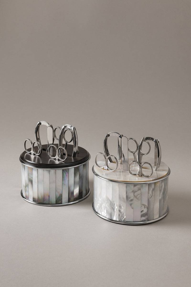 Lorenzi Milano Completo manicure da toilette con top in madreperla in Madreperla In Vendita